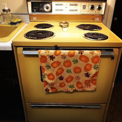 VintageAppliance_YellowStove